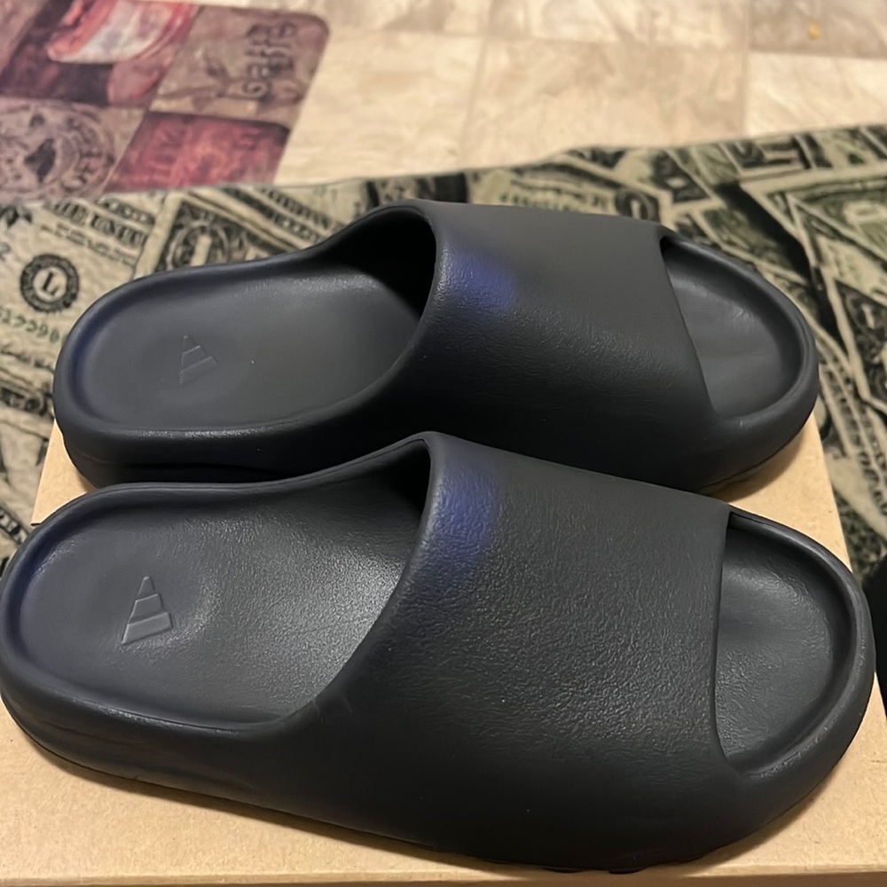 Yeezy slides Authnetic.